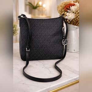 Michael Michael Kors Black Jet Set Travel Large Messenger Crossbody bag Signatur